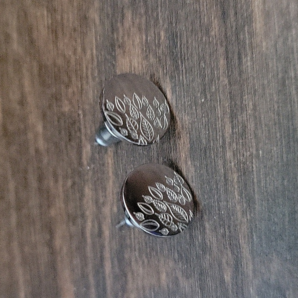 Silver flat circle studs with leaf design, 10mm